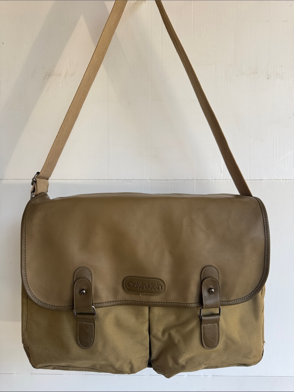 VINTAGE CALVIN KLEIN RUGGED CANVAS MESSENGER FLAP BAG CROSSBODY TRAVEL TAN